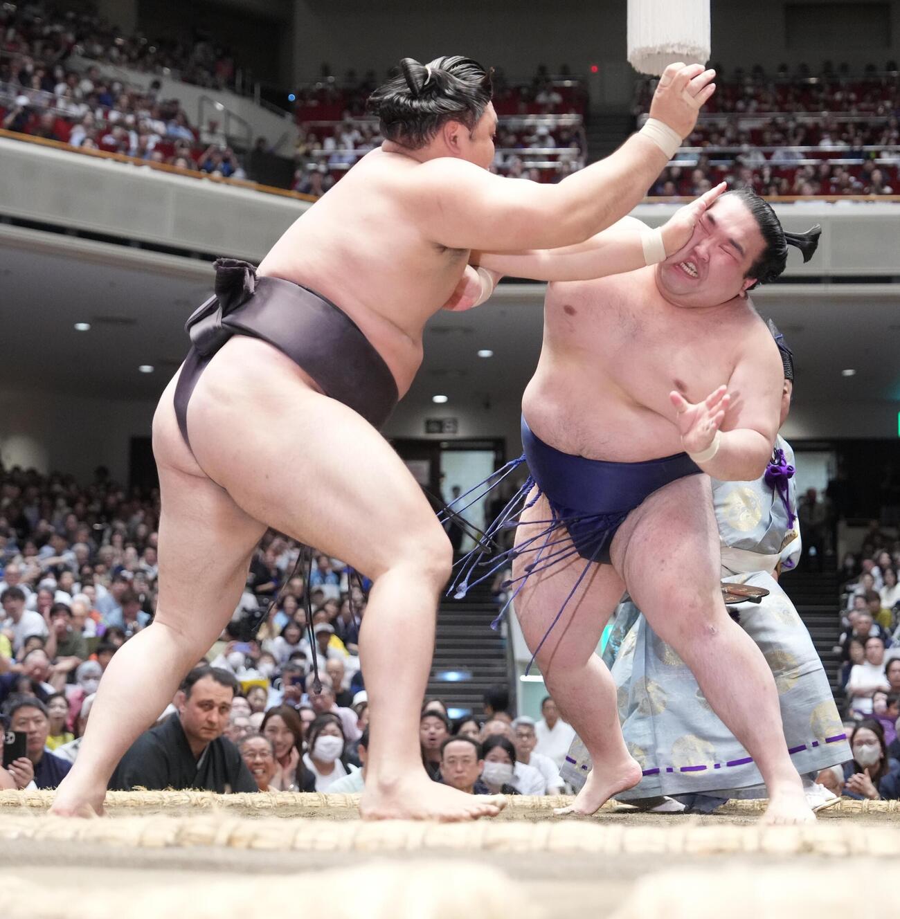 大相撲夏場所8日目　霧島（左）の突きをこらえる豪ノ山（撮影・小沢裕）