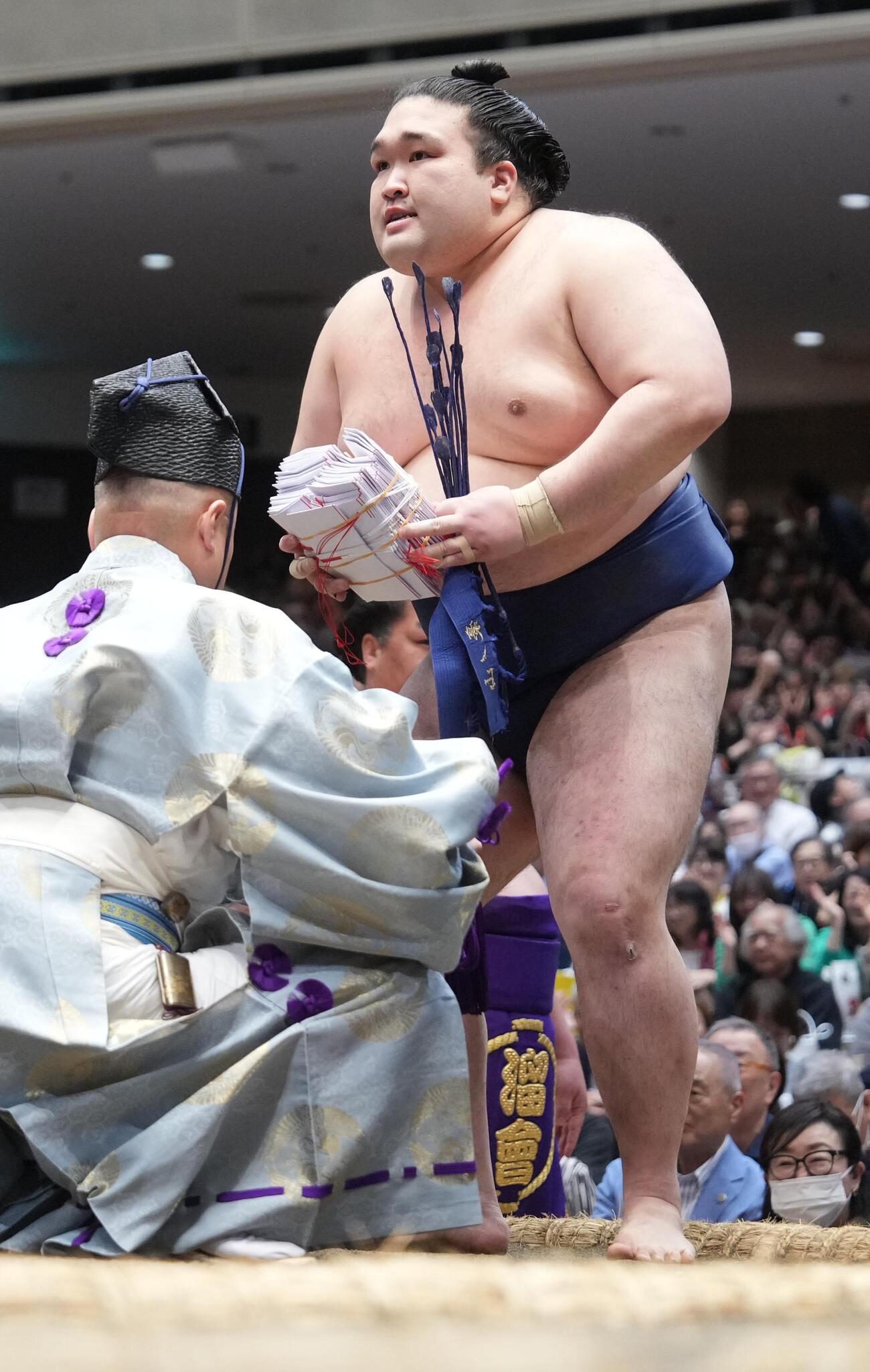 大相撲夏場所8日目　懸賞の束を手にする豪ノ山（撮影・小沢裕）