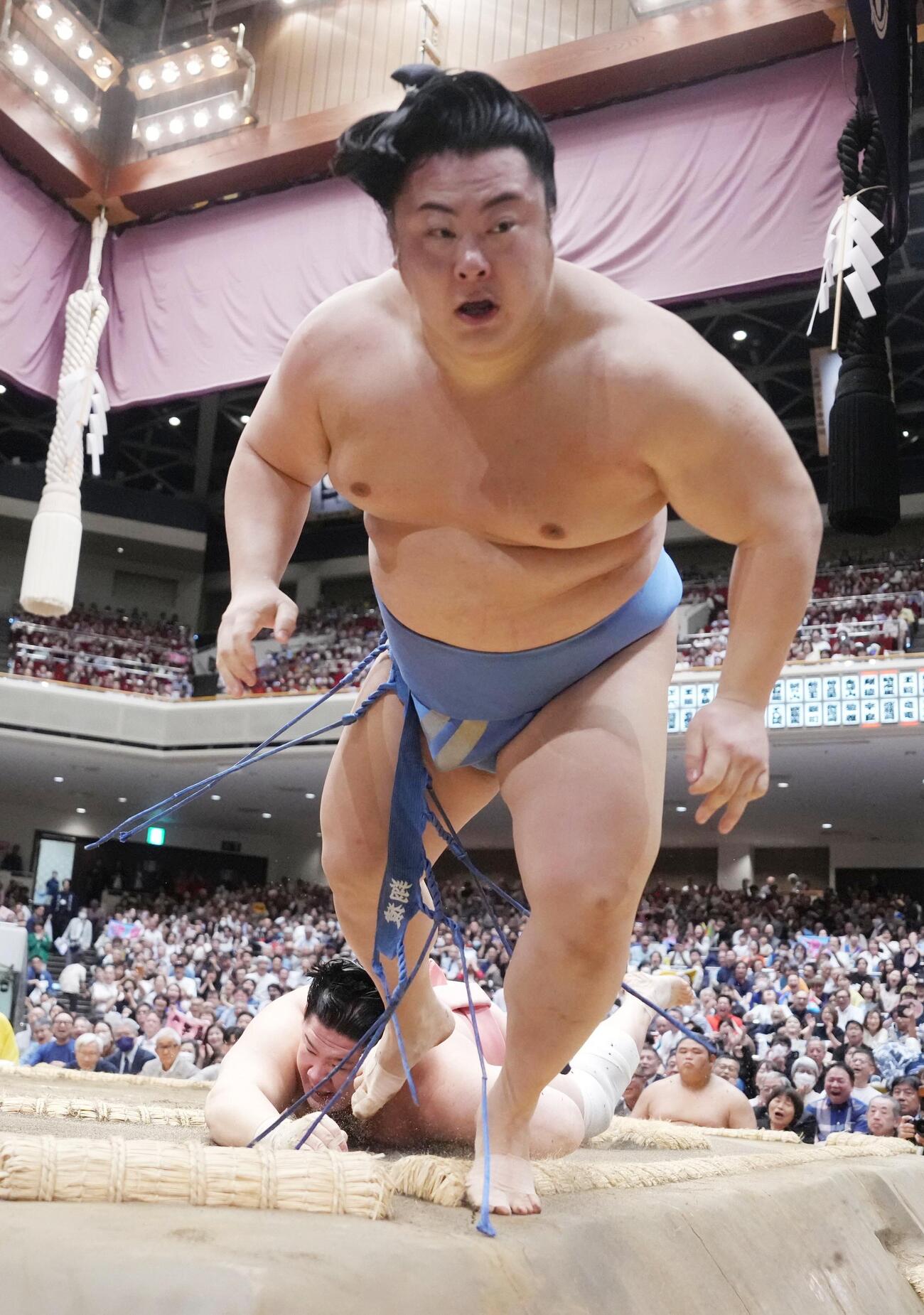 大相撲夏場所8日目　宇良（後方）に押し出され土俵から飛び出す翔猿（撮影・小沢裕）