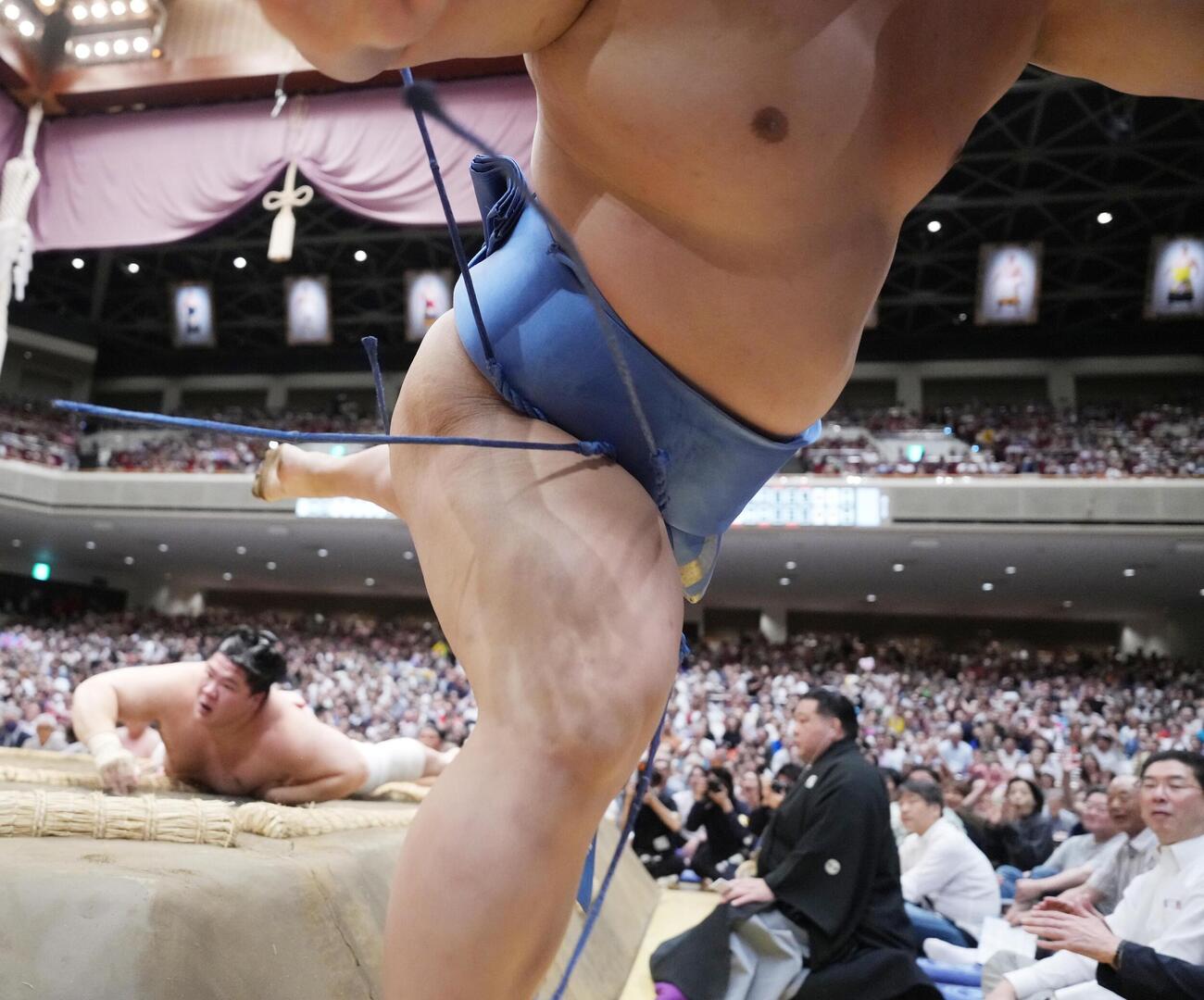 大相撲夏場所8日目　宇良（後方）に押し出され土俵から飛び出す翔猿（撮影・小沢裕）