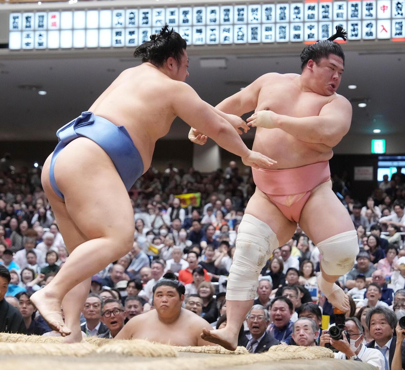 大相撲夏場所8日目　取り直しの一番で宇良（右）を押し出しで破る翔猿（撮影・小沢裕）