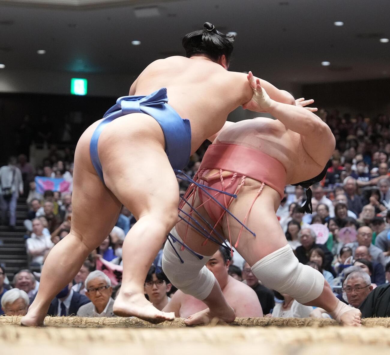 大相撲夏場所8日目　翔猿（左）ののど輪攻めに土俵際で仰け反りながらこらえる宇良（撮影・小沢裕）
