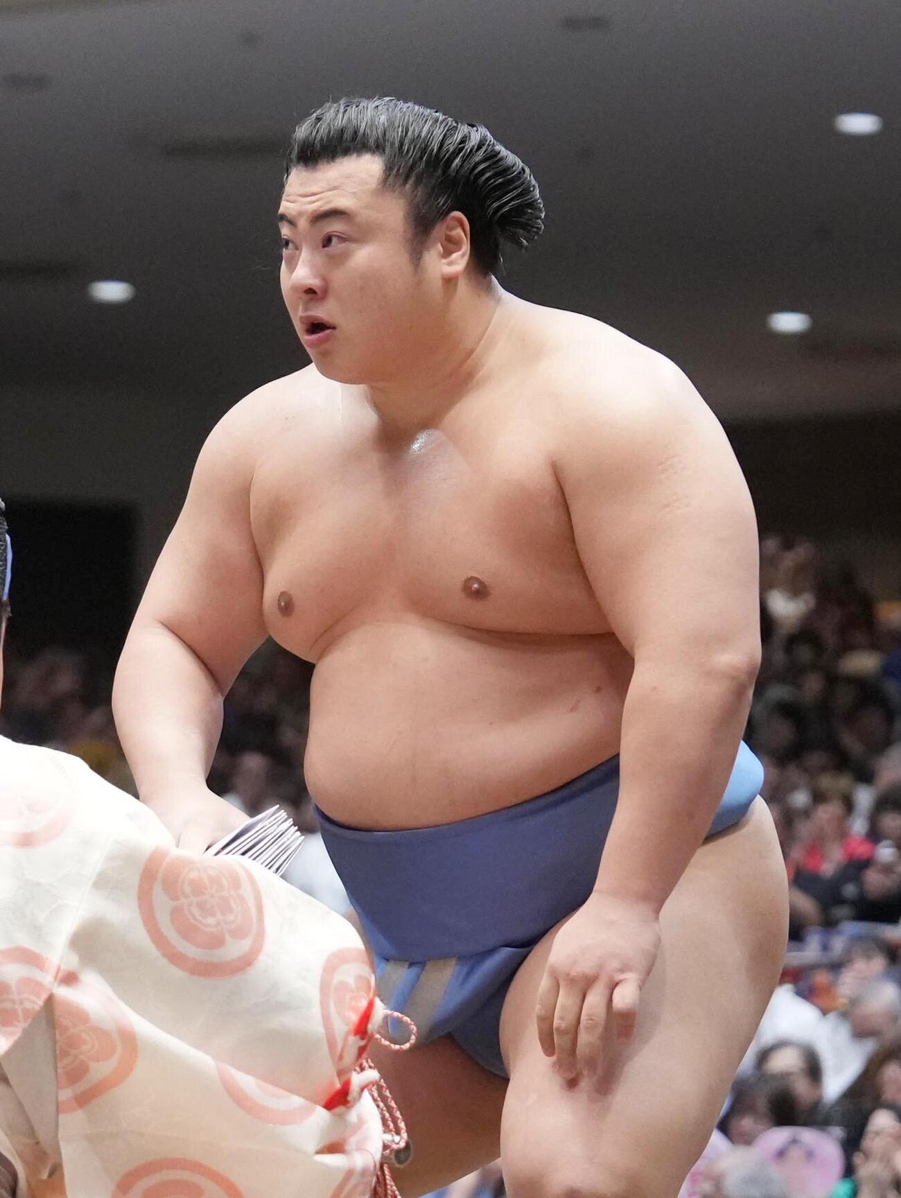 大相撲夏場所8日目　懸賞を手にする翔猿（撮影・小沢裕）