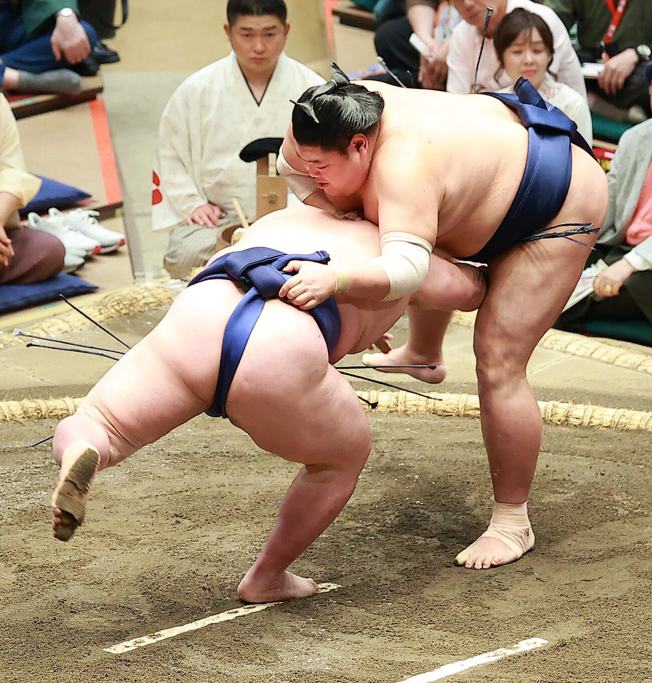 藤青雲（左）を上手投げで破る阿炎（撮影・中島郁夫）