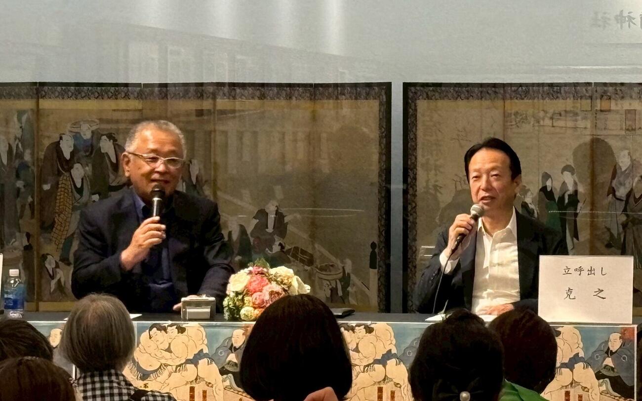 トークショーに出演した呼び出しの克之（右）と重夫