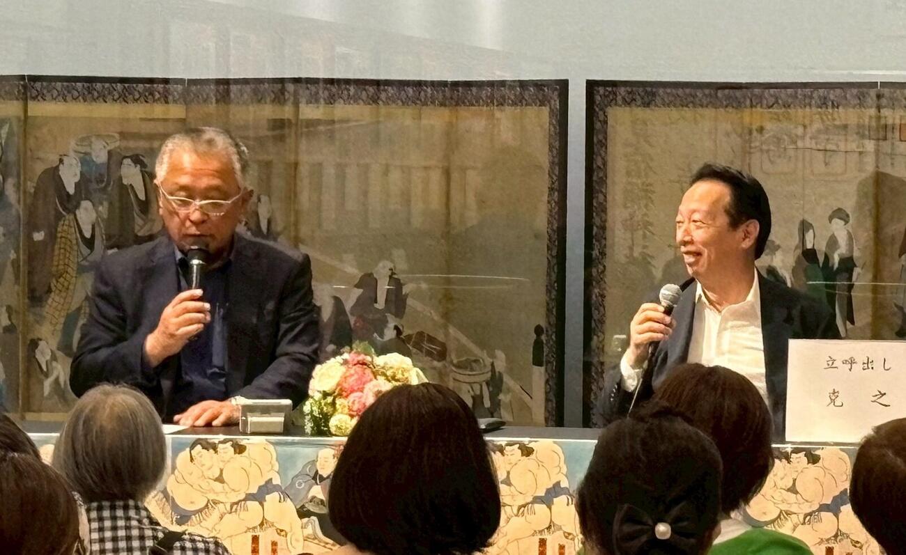 トークショーに出演した呼び出しの克之（右）と重夫