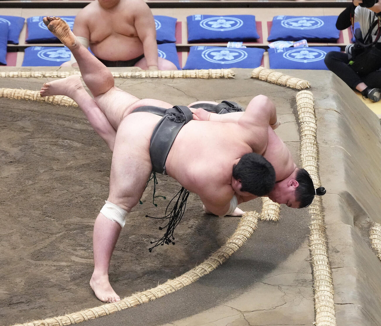 不動豊（手前）を下手投げで破る旭富士　（撮影・足立雅史）