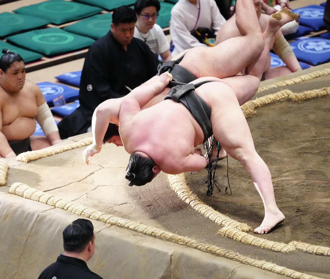 不動豊（後方）を下手投げで破る旭富士（撮影・江口和貴）