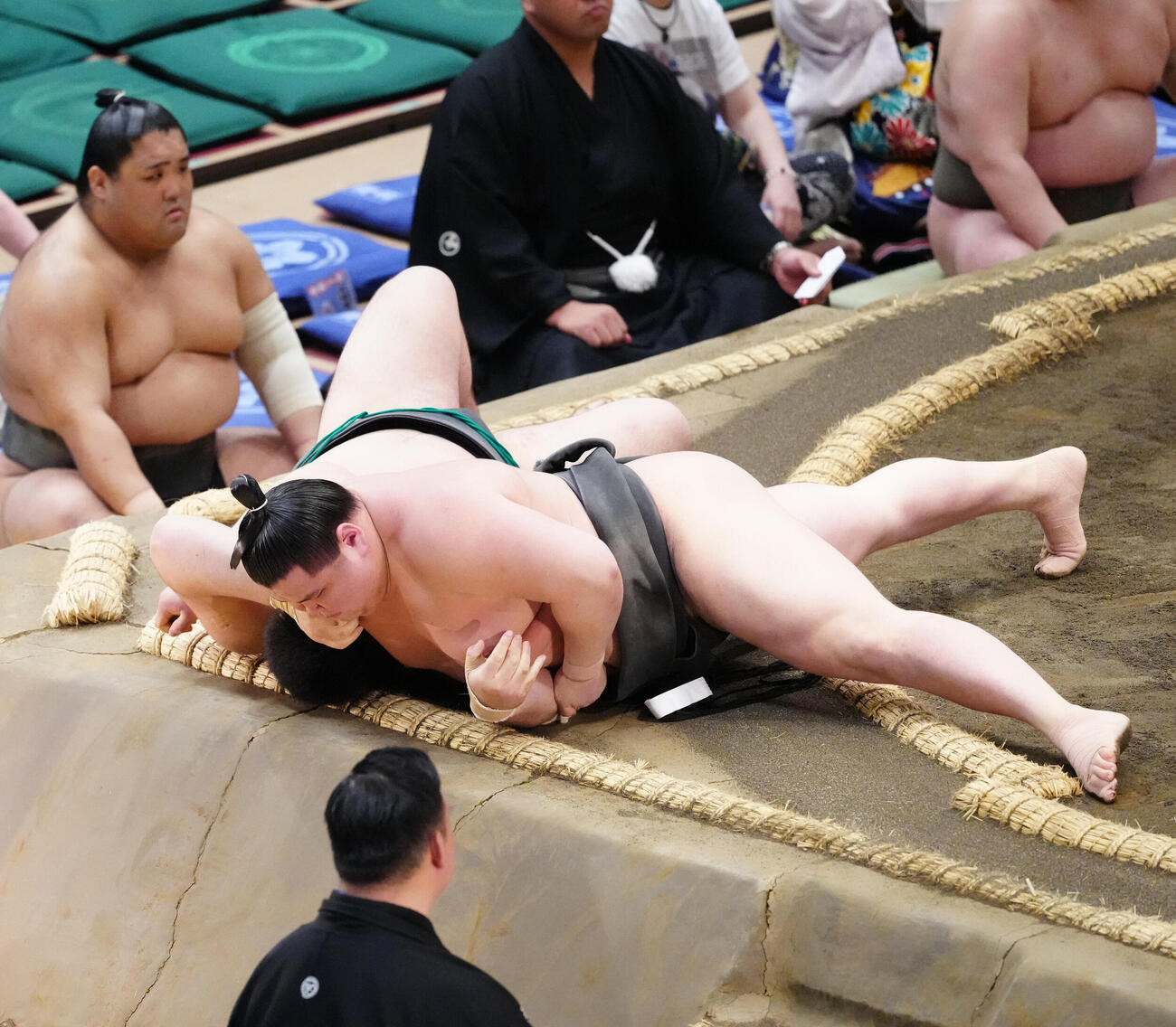不動豊（下）を下手投げで破る旭富士（撮影・江口和貴）