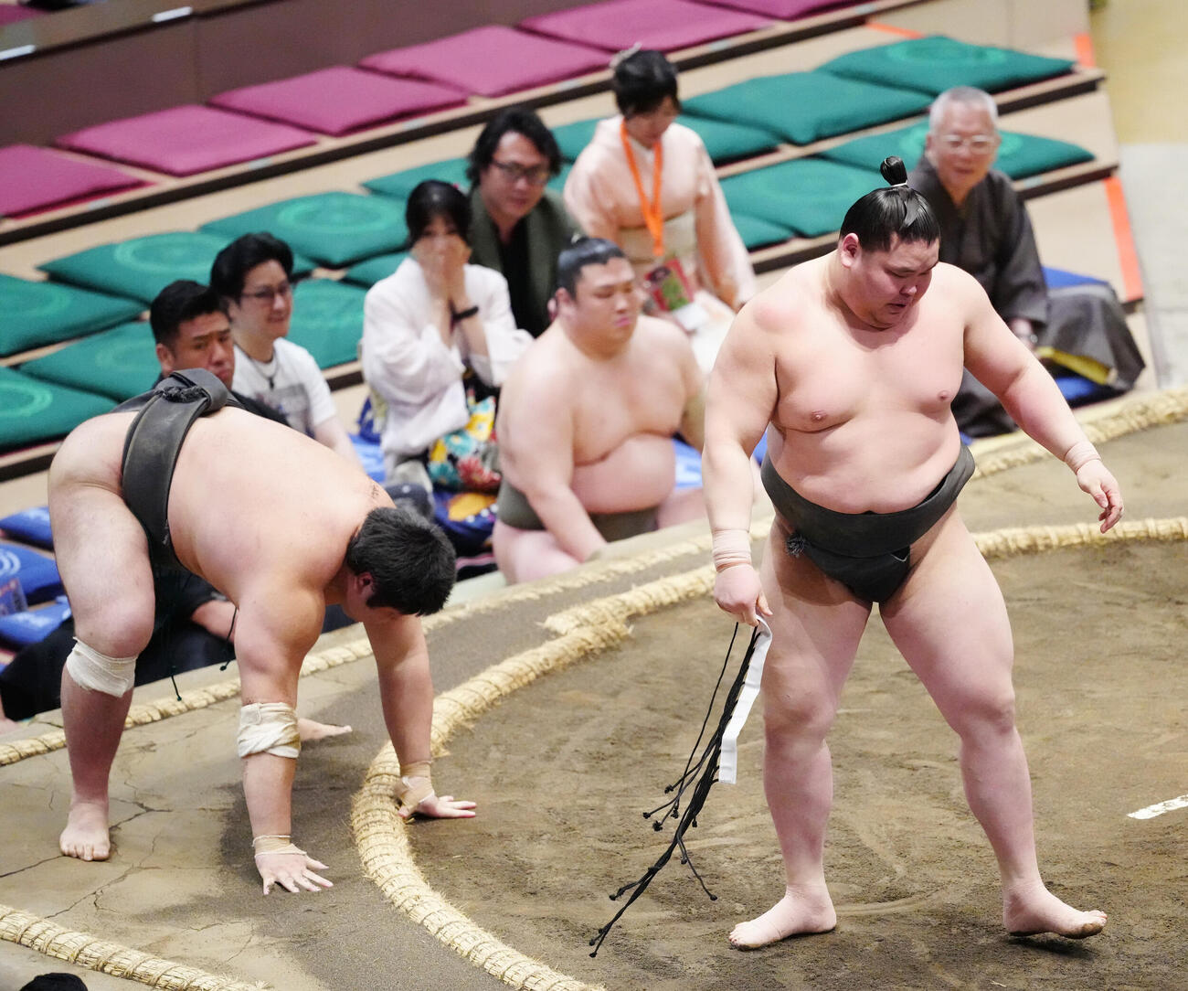 不動豊（左）を下手投げで破った旭富士（撮影・江口和貴）