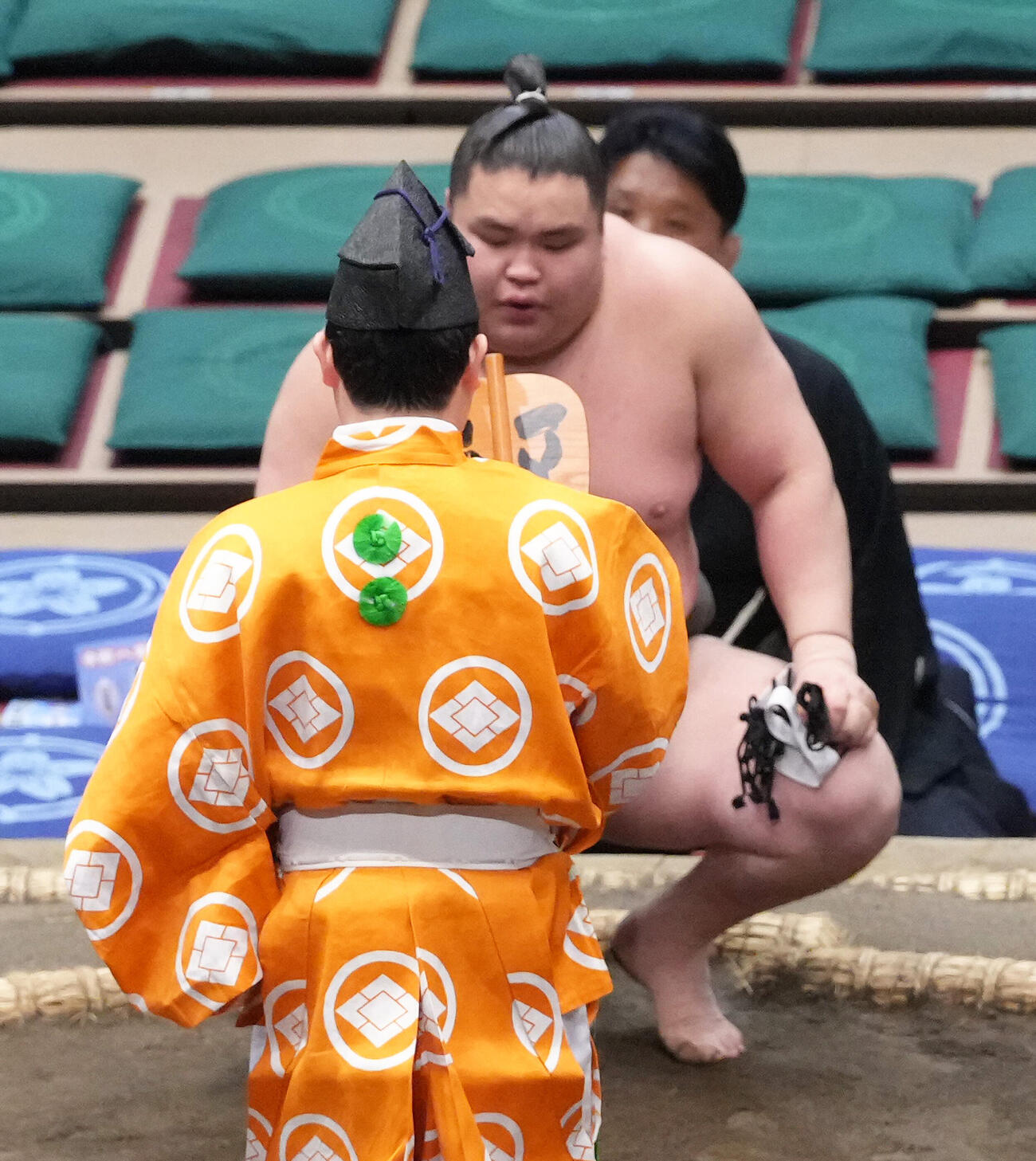 不動豊を下手投げで破った旭富士　（撮影・足立雅史）