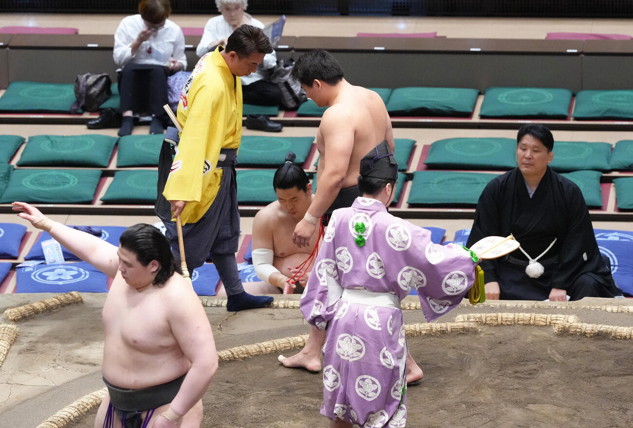 大森（後方中央）は土俵に上がり方向を間違える　（撮影・足立雅史）