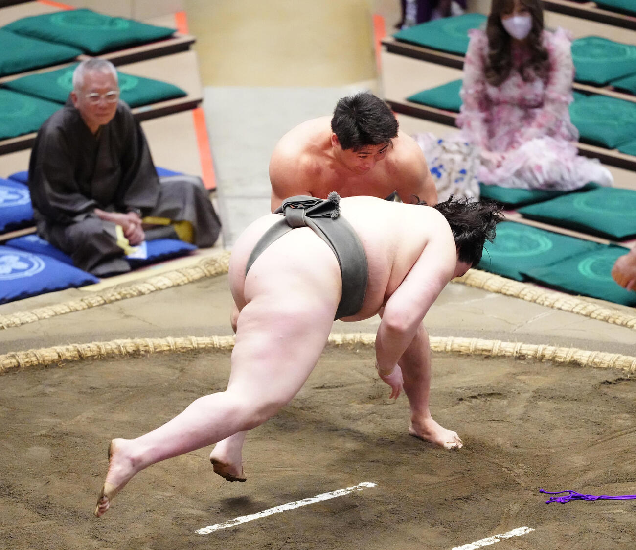 龍葉山（手前）を突き落としで破る大森（撮影・江口和貴）