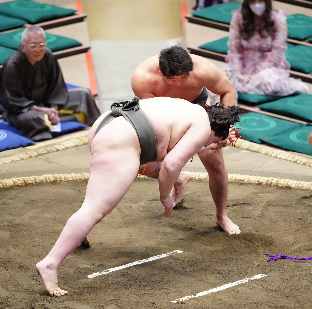 龍葉山（手前）を突き落としで破る大森（撮影・江口和貴）