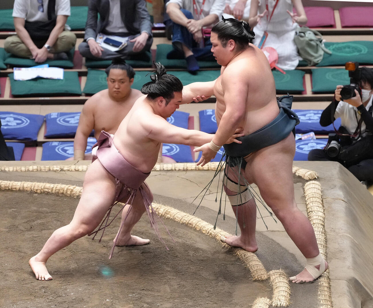 炎鵬（左）は押し出しで錦木を破る　（撮影・足立雅史）