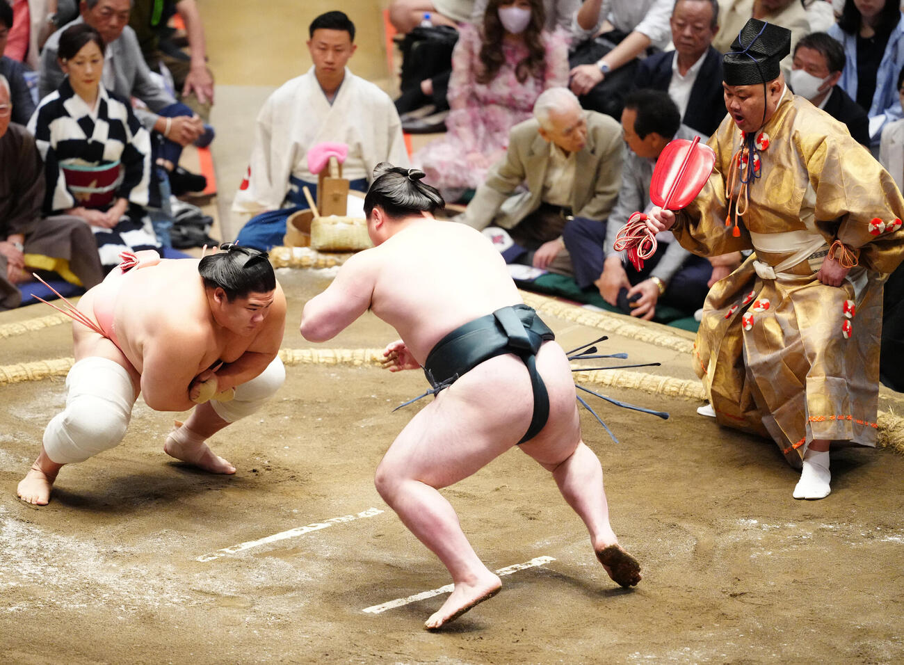 大相撲夏場所9日目　宇良と時疾風の取組の立ち合い（撮影・江口和貴）