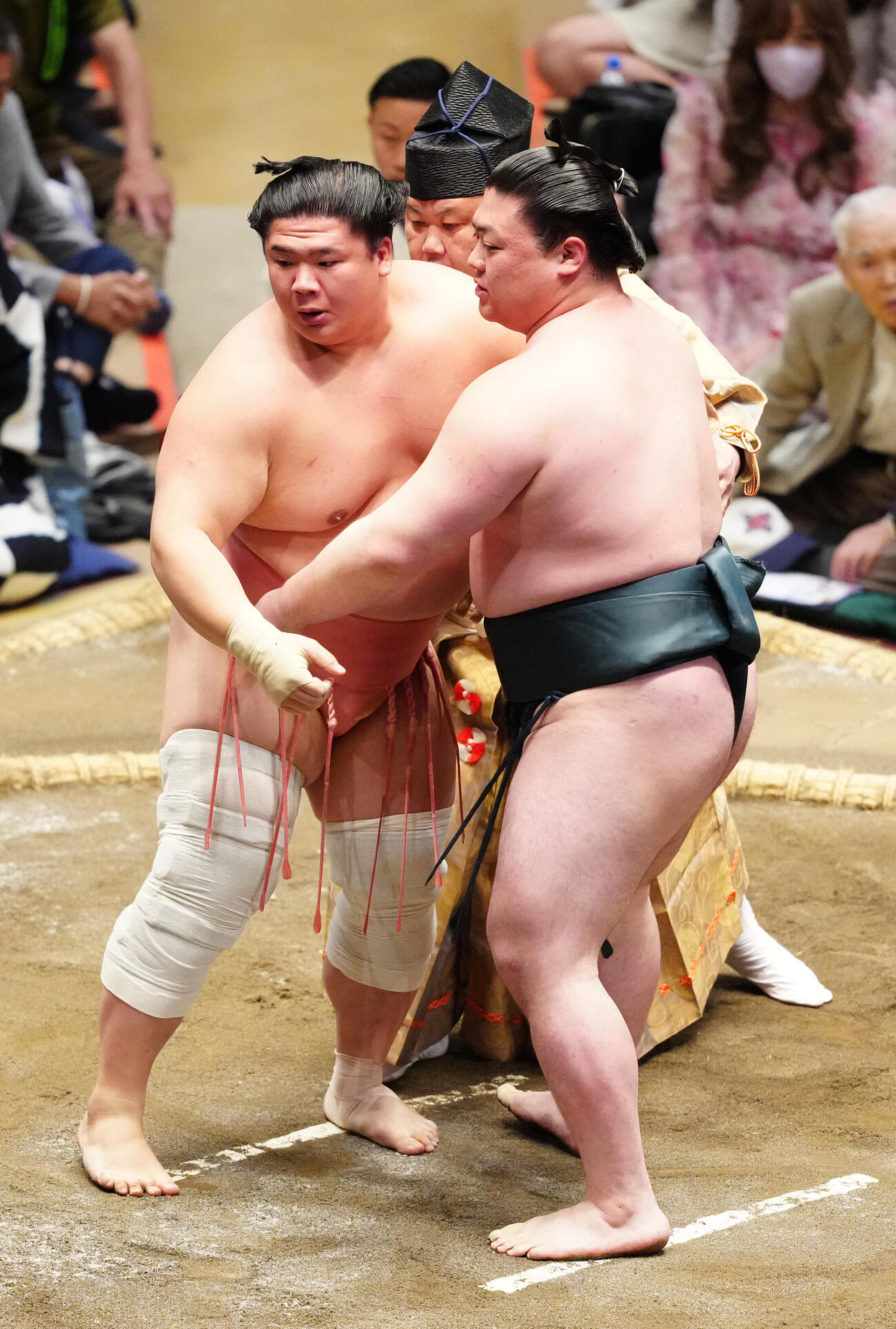 大相撲夏場所9日目　取組中、行司木村秋治郎（中央）に止められる宇良（左）と時疾風（撮影・江口和貴）