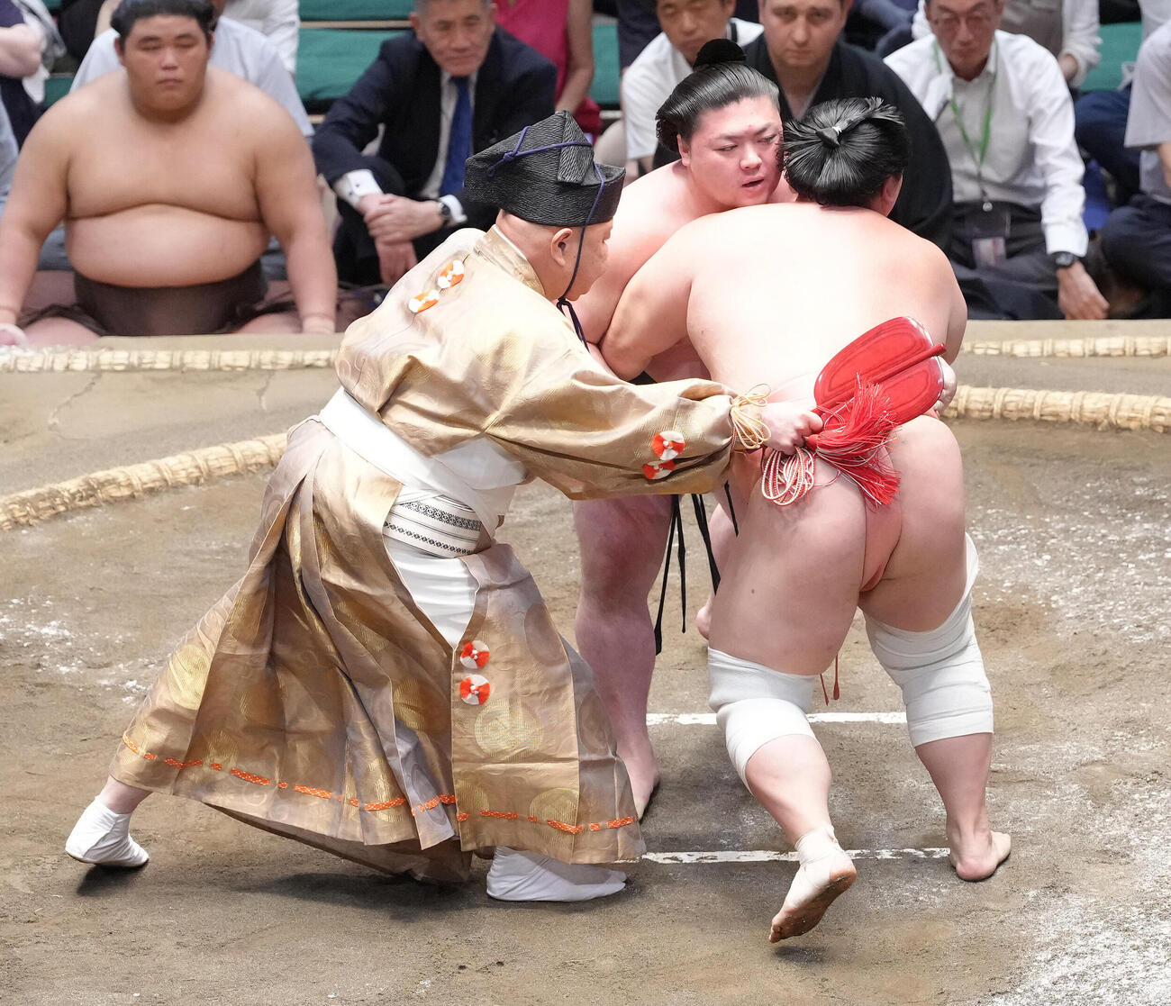 宇良（手前）と時疾風で取組中待ったがかかる（撮影・足立雅史）