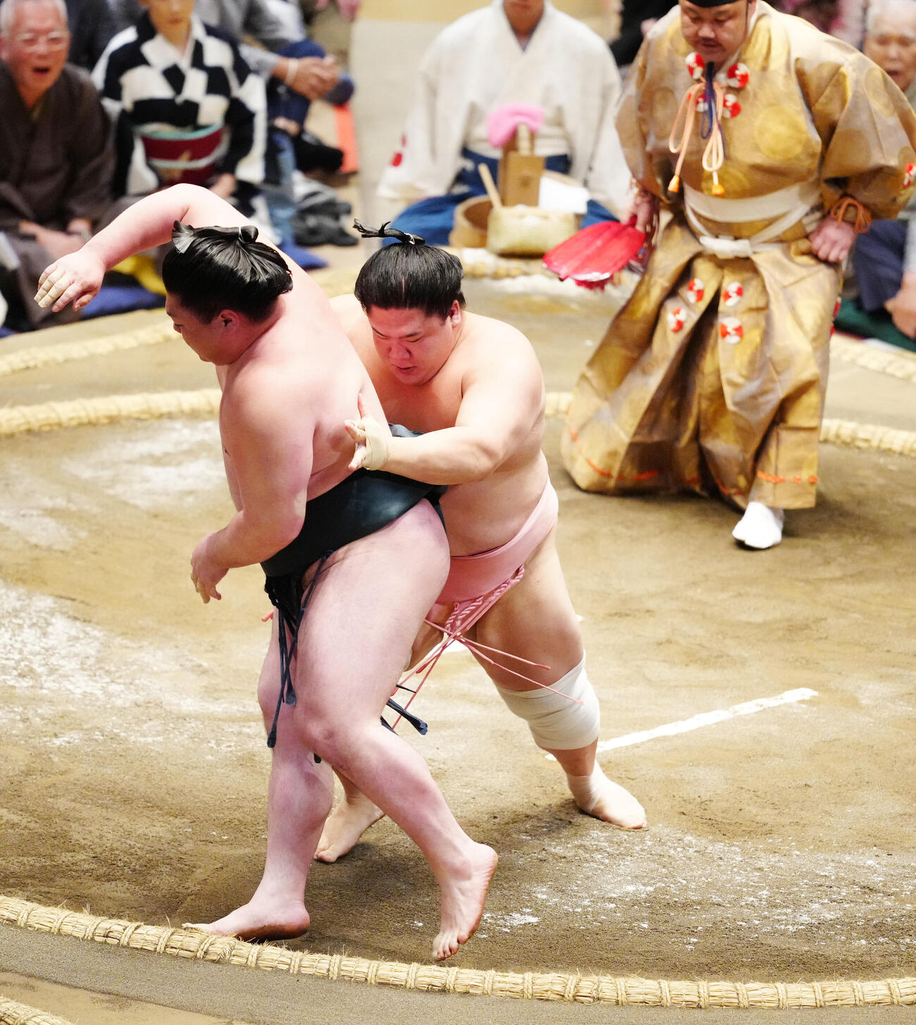 大相撲夏場所9日目　宇良（右）は時疾風を送り出しで破る（撮影・江口和貴）