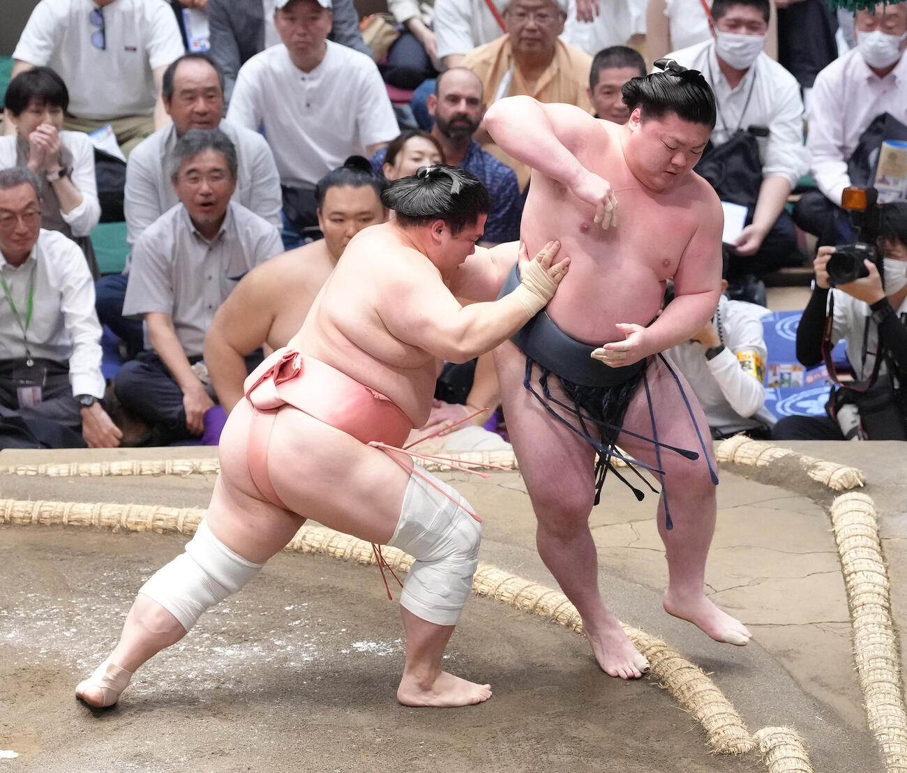宇良（左）は送り出しで時疾風を破る（撮影・足立雅史）