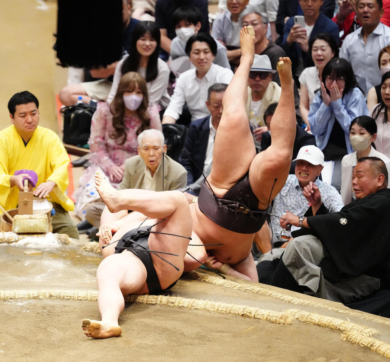 大相撲夏場所9日目　若元春（左）を寄り倒しで破る霧島（撮影・江口和貴）