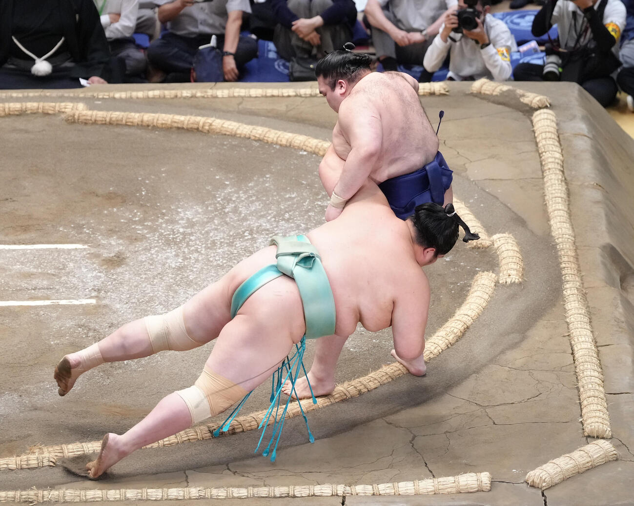琴桜と豪ノ山の取組で物言いがつく（撮影・足立雅史）