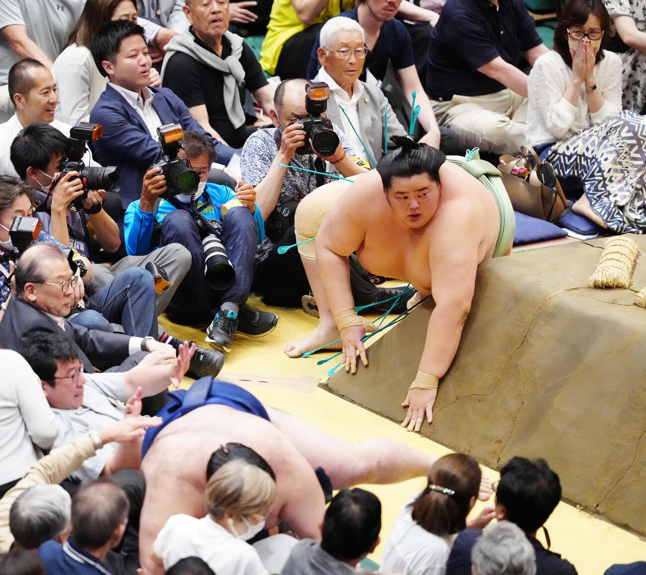 大相撲夏場所9日目　豪ノ山（手前）に、はたき込みで敗れた琴桜（撮影・江口和貴）