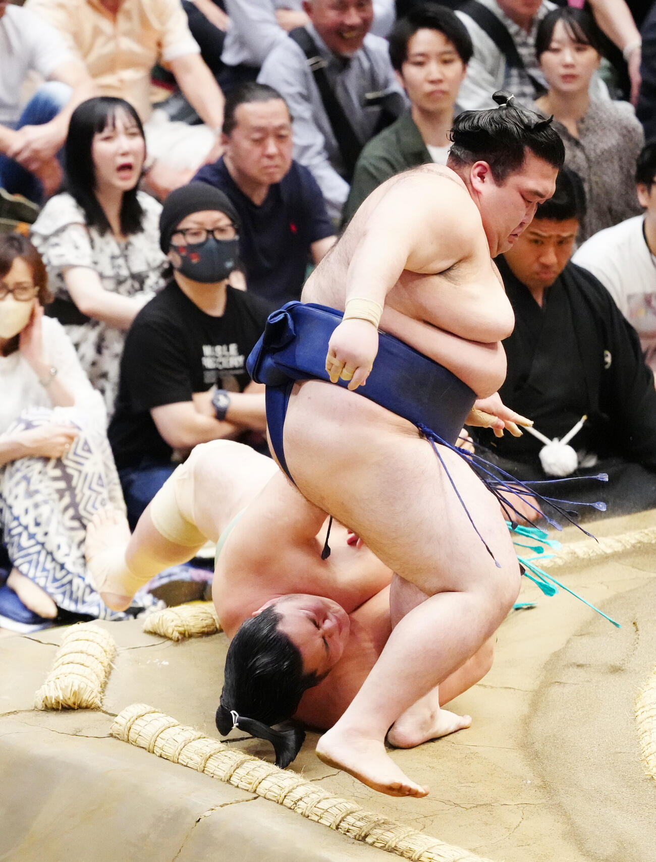 大相撲夏場所9日目　豪ノ山（右）に、はたき込みで敗れた琴桜（撮影・江口和貴）