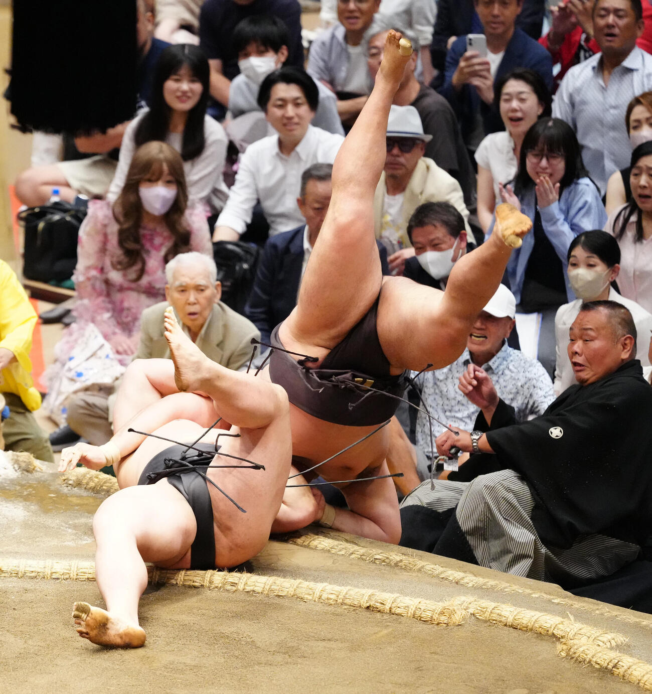 大相撲夏場所9日目　若元春（左）を寄り倒しで破った霧島（撮影・江口和貴）