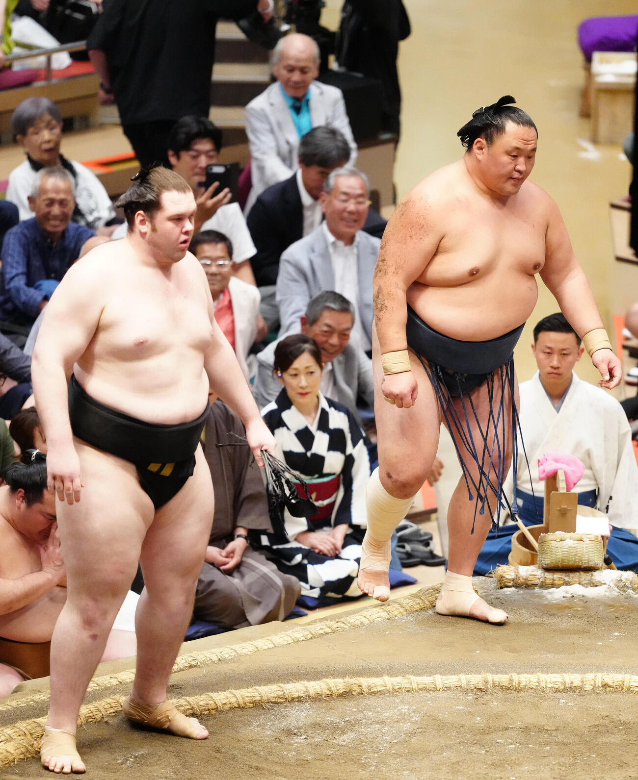 大相撲夏場所9日目　獅司（左）に突き落としで敗れた玉鷲（撮影・江口和貴）