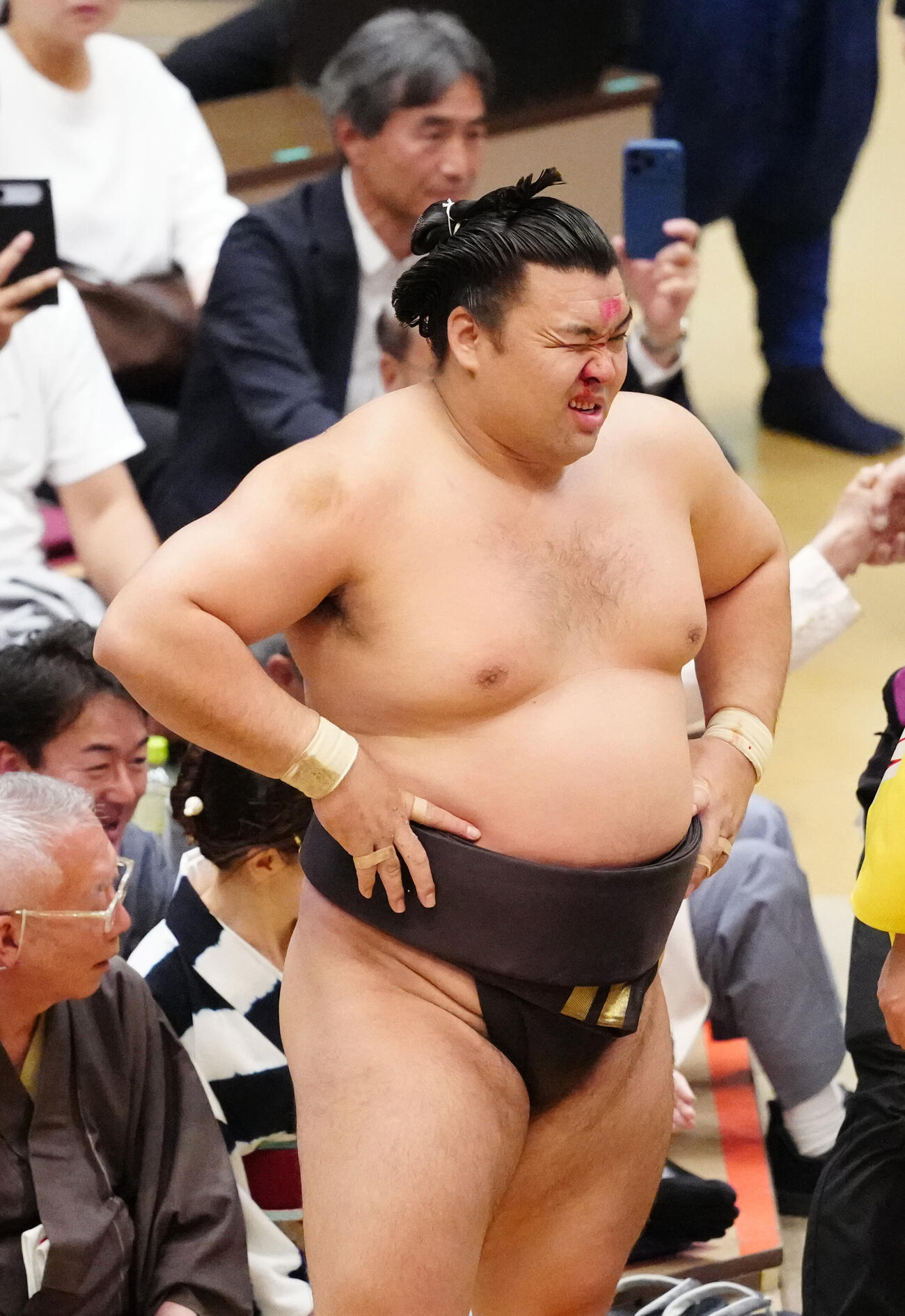 大相撲夏場所9日目　顔から流血し、厳しい表情を見せる霧島撮影・江口和貴）