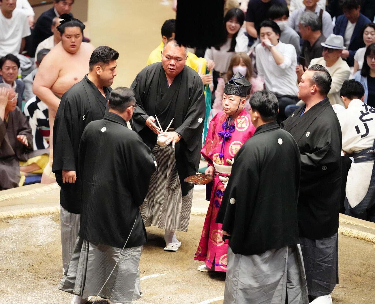 大相撲夏場所9日目　琴桜と豪ノ山の取組で協議する審判団（撮影・江口和貴）