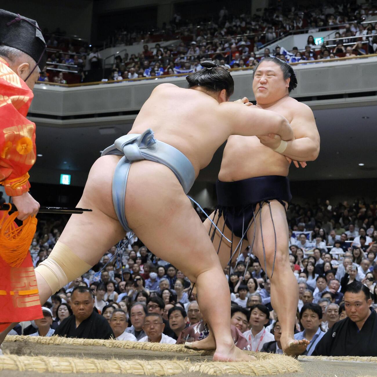 琴勝峰に寄り切りで敗れる若隆景＝両国国技館（共同）