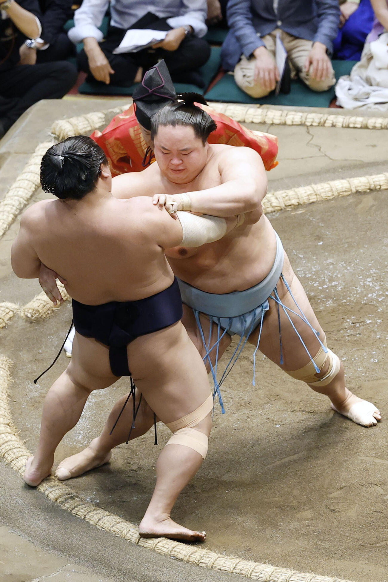 琴勝峰（右）が寄り切りで若隆景を破る＝両国国技館（共同）