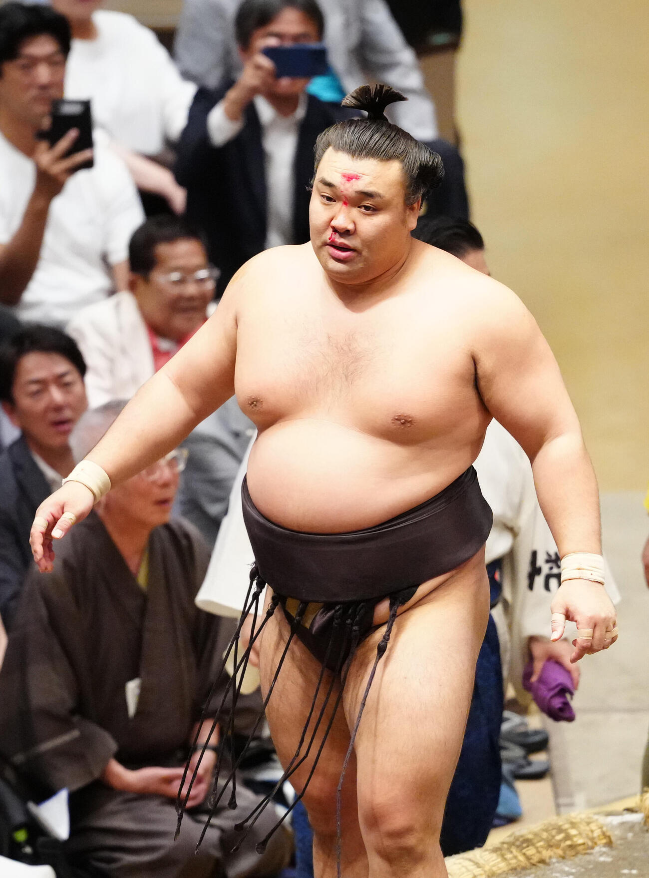 大相撲夏場所9日目　若元春を寄り倒しで破った霧島は土俵下で顔を打ち、流血した（撮影・江口和貴）