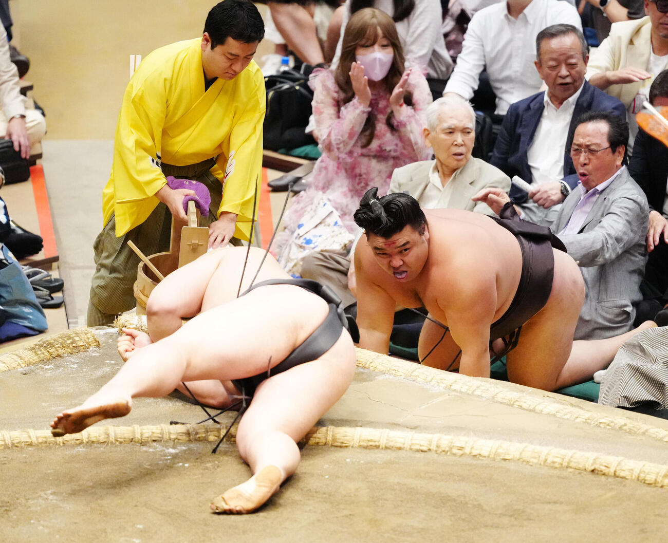 大相撲夏場所9日目　若元春（左）を寄り倒しで破った霧島（撮影・江口和貴）