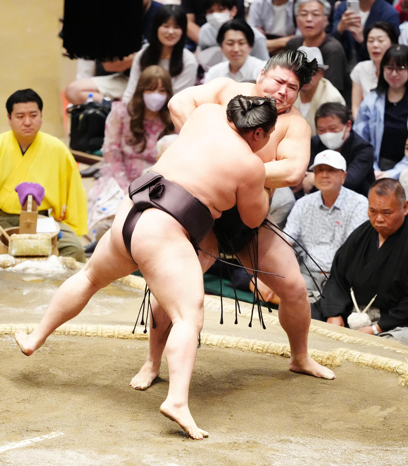 大相撲夏場所9日目　若元春（後方）を寄り倒しで破る霧島（撮影・江口和貴）