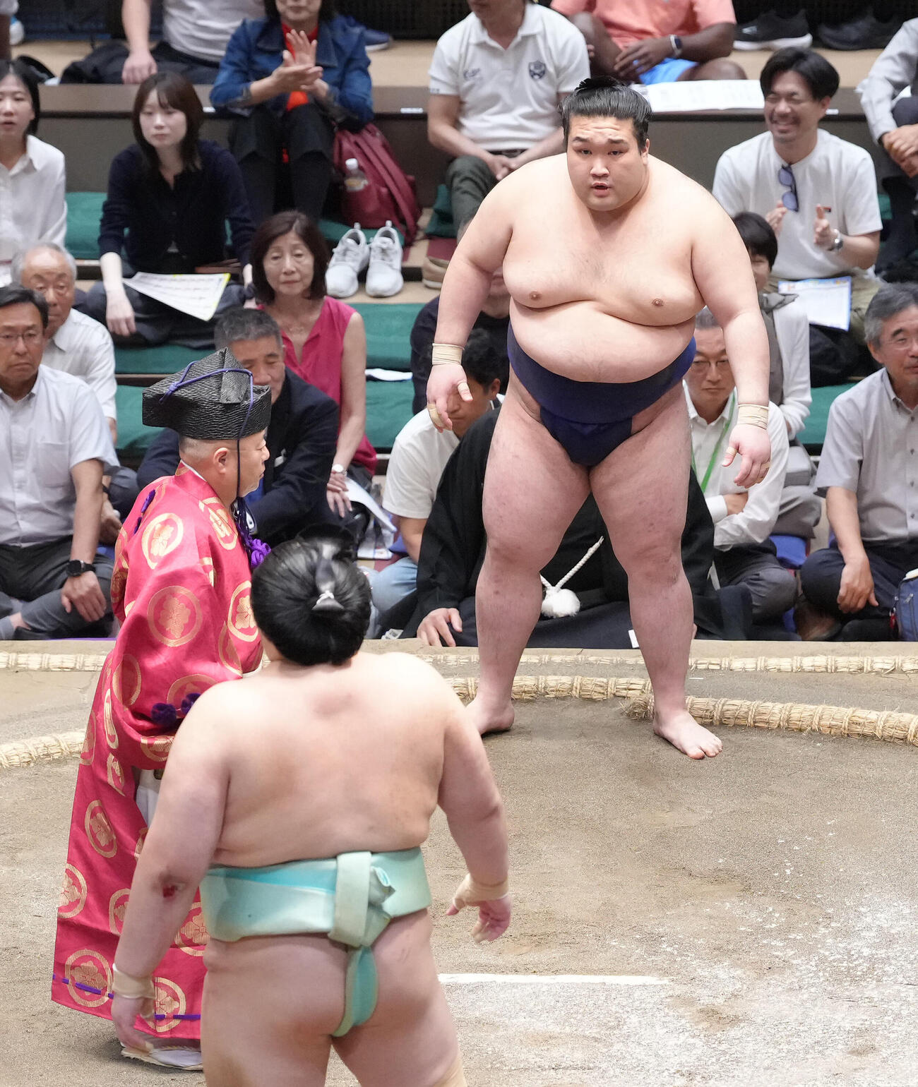 琴桜（手前）をはたき込みで破った豪ノ山（撮影・足立雅史）