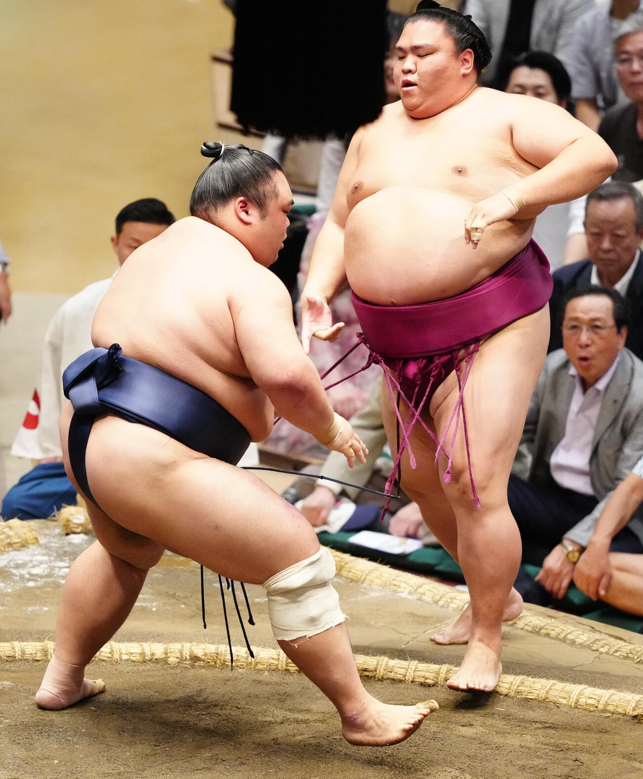 大相撲夏場所9日目　藤凌駕（左）は御嶽海を押し出しで破る（撮影・江口和貴）