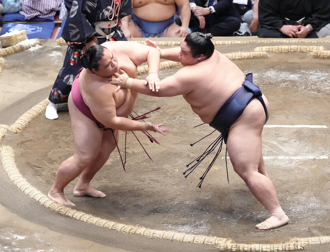 御嶽海（左）を押し出しで破る藤凌駕（撮影・足立雅史）