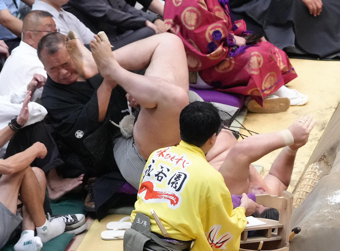 霧島（右）は若元春を寄り倒しで破るも、勢いあまって土俵下の浦風親方（元幕内敷島）にぶつかる（撮影・足立雅史）