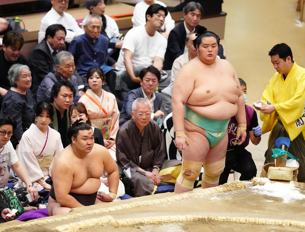 大相撲夏場所9日目　豪ノ山との取組で物言いとなり、協議の結果を聞く琴桜（中央右）。同左は霧島（撮影・江口和貴）