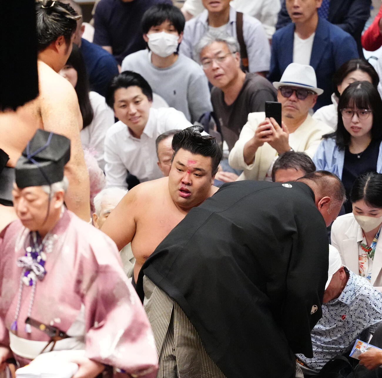 大相撲夏場所9日目　若元春を寄り倒しで破った霧島は土俵下で顔を打ち、流血した（撮影・江口和貴）