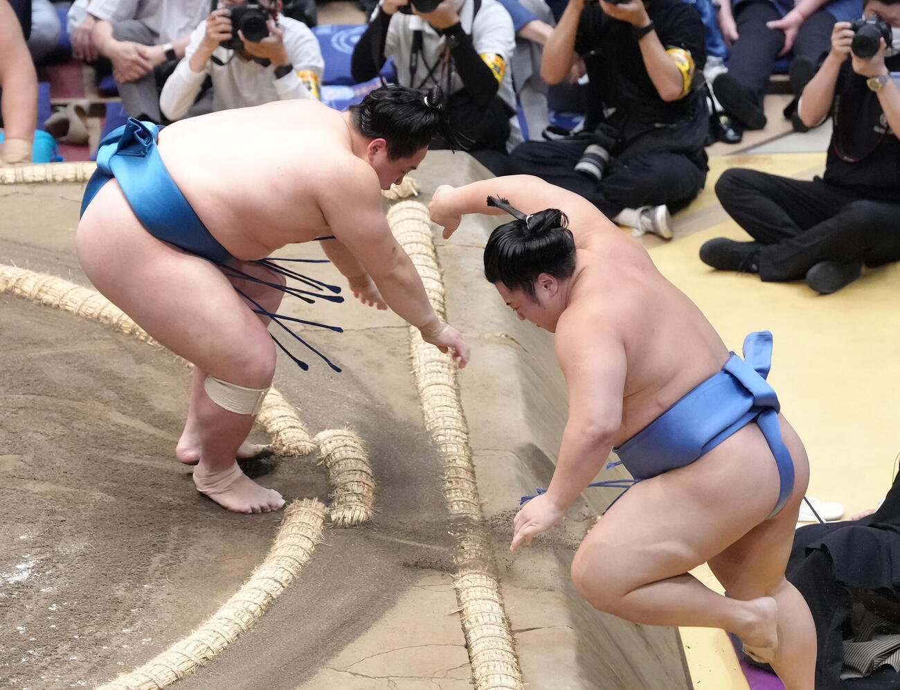琴栄峰（左）は押し出しで翔猿を破る（撮影・足立雅史）