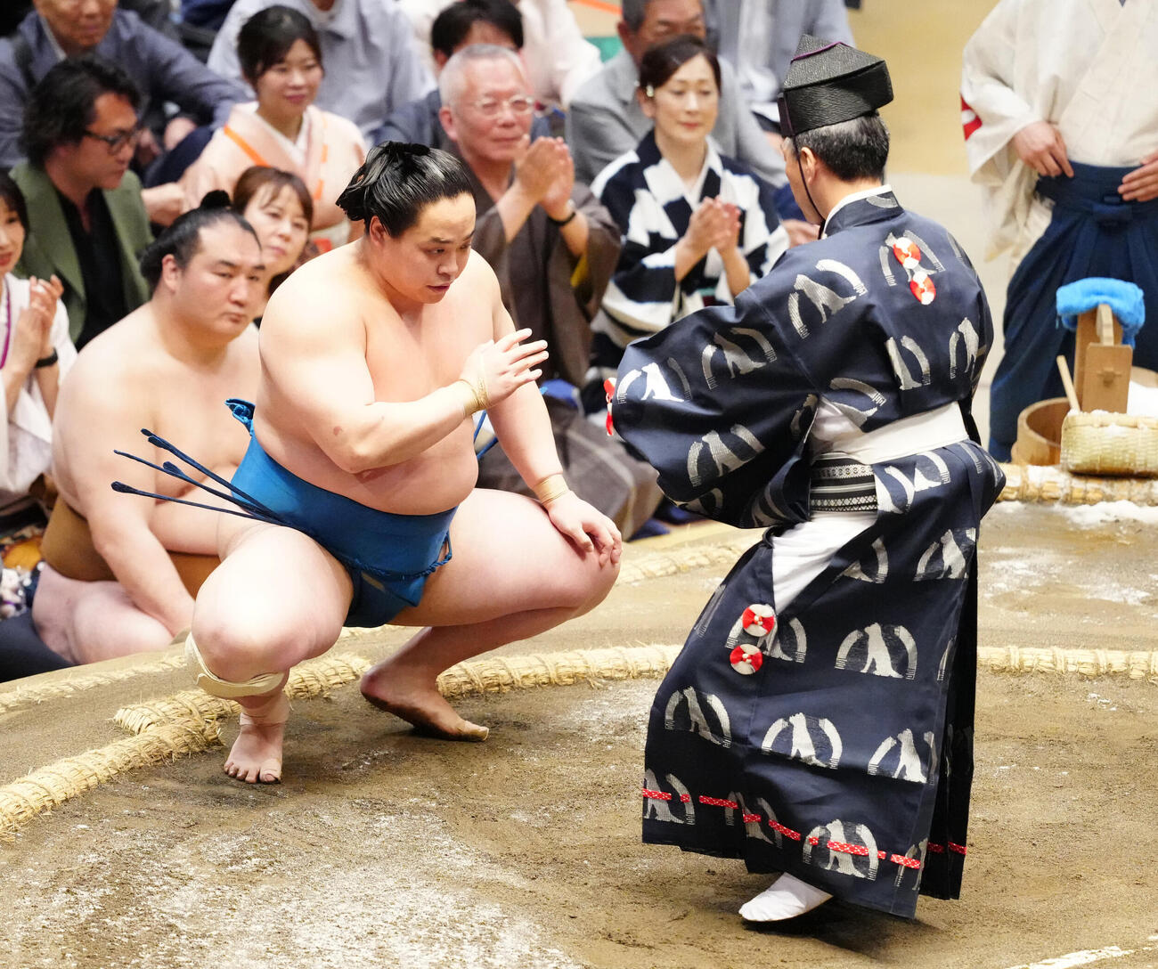 大相撲夏場所9日目　翔猿を押し出しで破り、懸賞を受け取る琴栄峰（撮影・江口和貴）