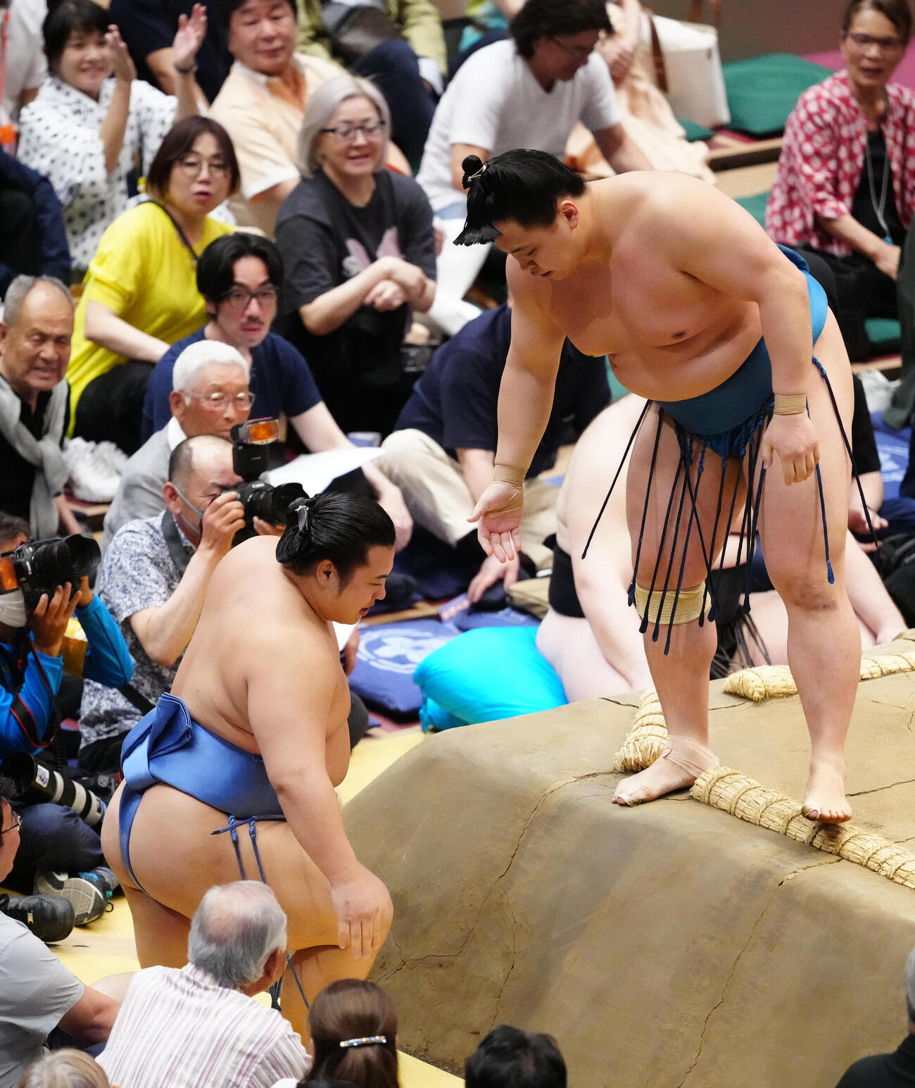 大相撲夏場所9日目　琴栄峰（右）は翔猿を押し出しで破った（撮影・江口和貴）