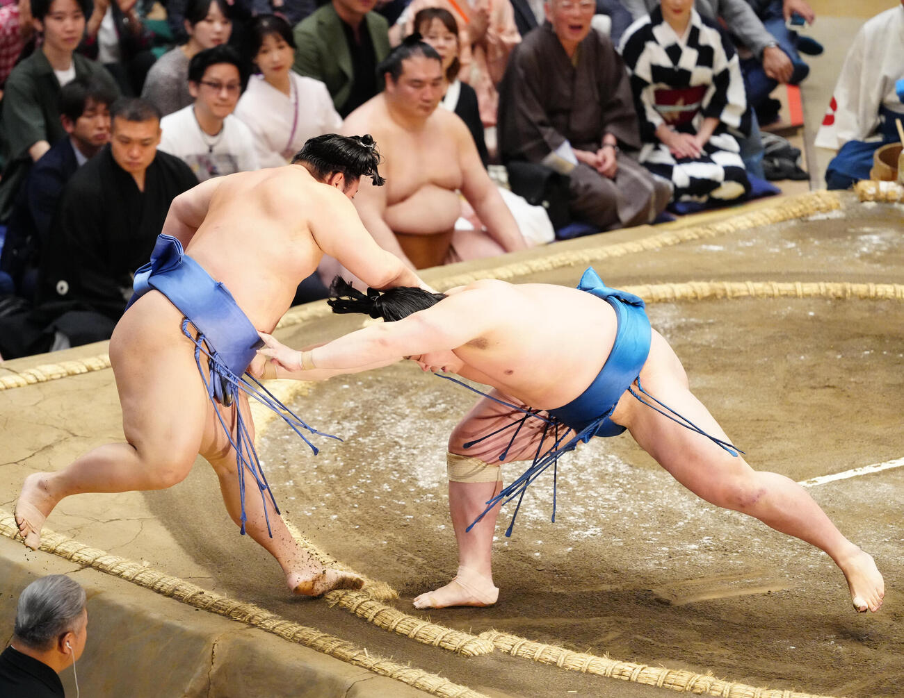 大相撲夏場所9日目　琴栄峰（右）は翔猿を押し出しで破る（撮影・江口和貴）