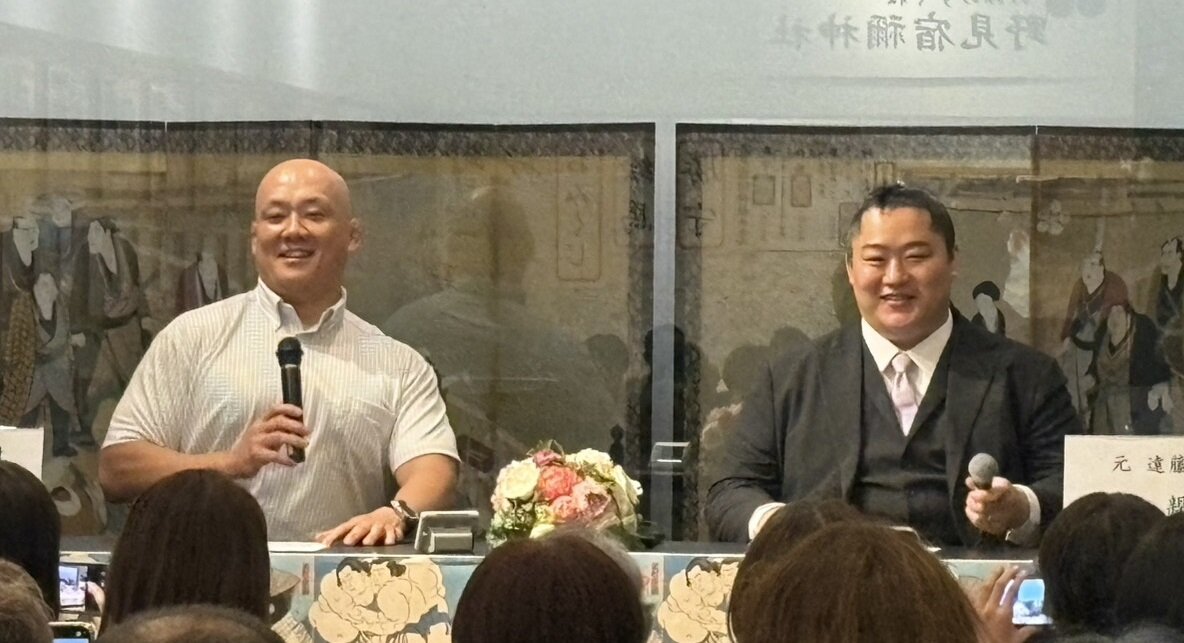 親方トークショーに出演した北陣親方（元小結遠藤、右）と小野川親方（元幕内北太樹）