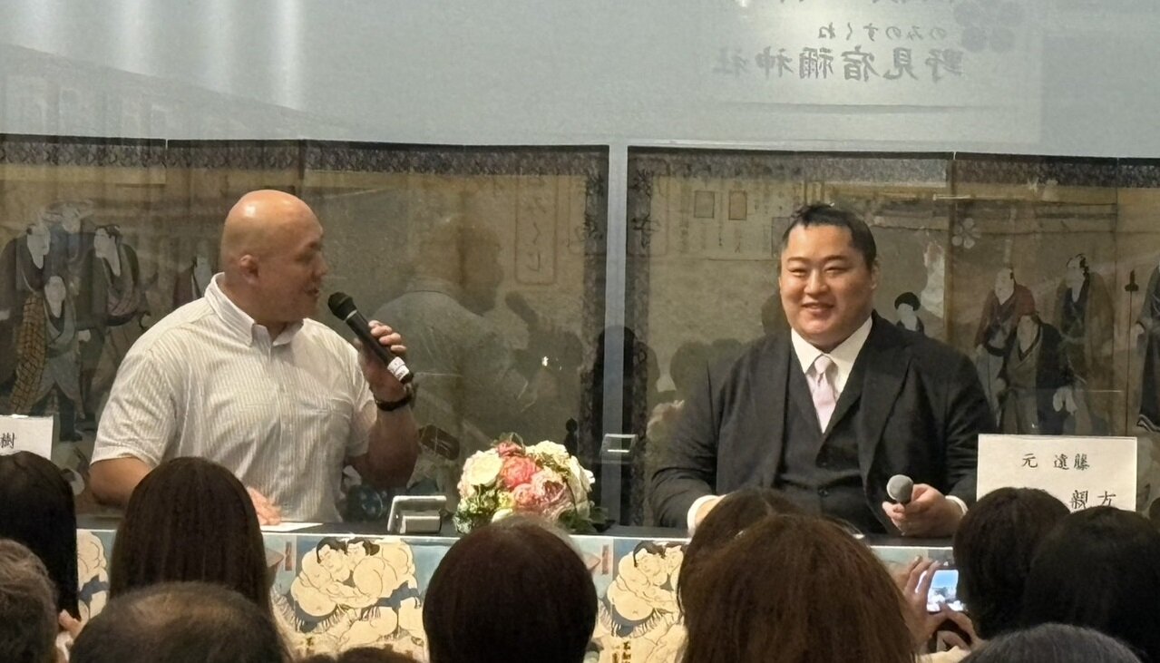 親方トークショーに出演した北陣親方（元小結遠藤、右）と小野川親方（元幕内北太樹）