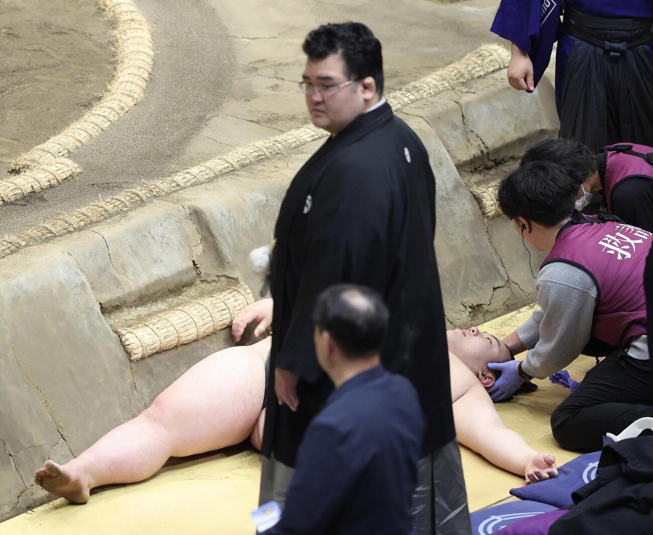 清田に寄り倒しで敗れ、救護される夢之富士（撮影・河田真司）